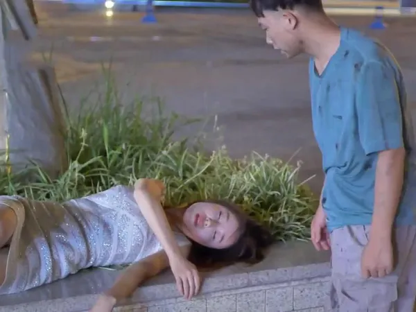 Gã ăn xin cơ hội đưa cô gái say xỉn về nhà rồi tranh thủ địt… video