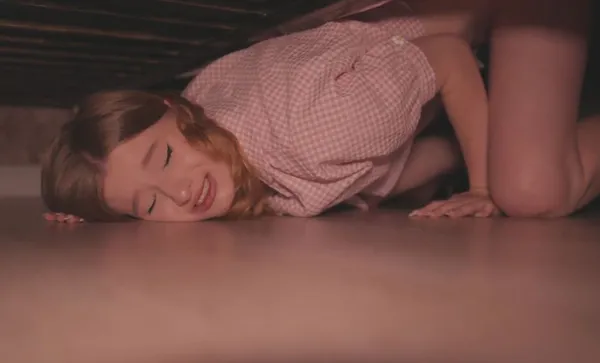 Lợi dụng nện chị kế khó tính đang kẹt dưới gầm giường video