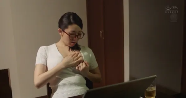 Cậu nhân viên bị kẹt trong thang máy cùng sếp nữ video